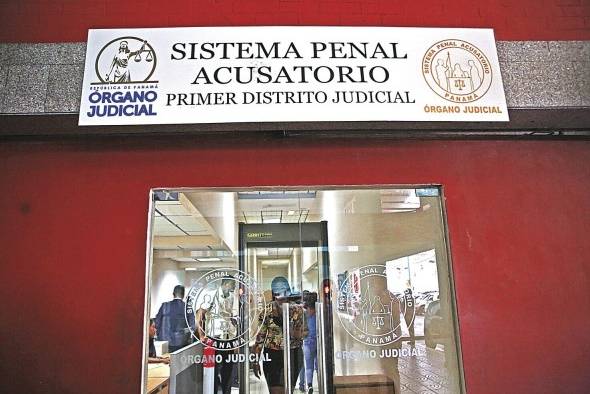 El fiscal precisó que se le imputaron cargos de autor principal al director y las otras dos personas como autores primarios. El fiscal precisó que se le imputaron cargos de autor principal al director y las otras dos personas como autores primarios.