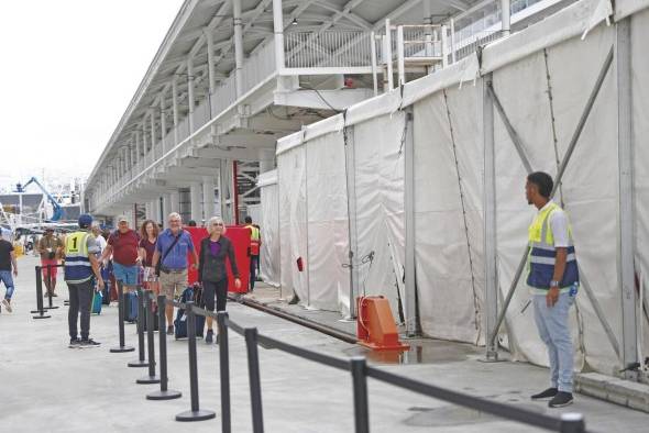 El embarque y desembarque se dificulta en el puerto El embarque y desembarque se dificulta en el puerto