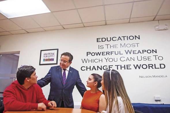 Quality Leadership University fue fundada en Panamá en 1997 por Óscar León, con la misión de formar líderes profesionales a través de la colaboración académica con universidades internacionales. Quality Leadership University fue fundada en Panamá en 1997 por Óscar León, con la misión de formar líderes profesionales a través de la colaboración académica con universidades internacionales.
