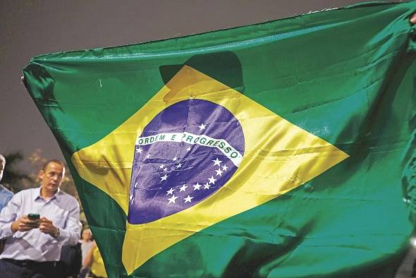 La bandera de Brasil, durante una manifestación, en una fotografía de archivo. La bandera de Brasil, durante una manifestación, en una fotografía de archivo.