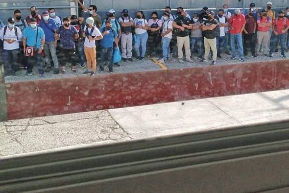 Trabajadores de la empresa Bimbo de Panamá, apostados fuera de la empresa como medida de paro. Trabajadores de la empresa Bimbo de Panamá, apostados fuera de la empresa como medida de paro.