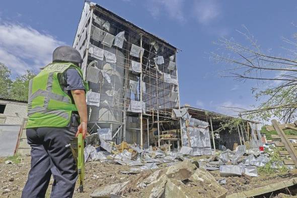 Impacto de un misil en una factoría de los alrededores de la ciudad ucraniana Kharkiv. Impacto de un misil en una factoría de los alrededores de la ciudad ucraniana Kharkiv.