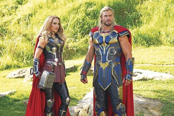 Jane Foster (Natalie Portman) regresa transformada en Mighty Thor junto con el Mjolnir. Jane Foster (Natalie Portman) regresa transformada en Mighty Thor junto con el Mjolnir.