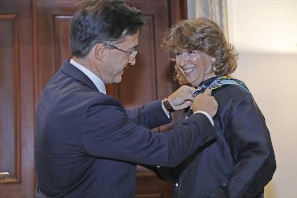 Gobierno francés condecora a Pituka Ortega de Heibron Gobierno francés condecora a Pituka Ortega de Heibron