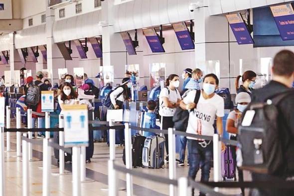 Pasajeros en el Aeropuerto Internacional de Tocumen. Pasajeros en el Aeropuerto Internacional de Tocumen.
