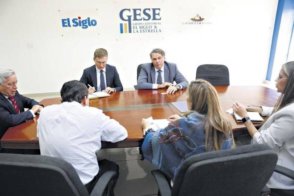 Eloy Alfaro de Alba, Artemiy Nosach, Evgeny Neshúmov, Ivette Leonardi, Adela Coriat y Gerardo Berroa Eloy Alfaro de Alba, Artemiy Nosach, Evgeny Neshúmov, Ivette Leonardi, Adela Coriat y Gerardo Berroa