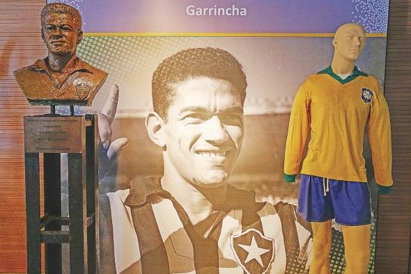 A Garrincha la prensa brasileña le llegó inclusive a igualar con el mejor Pelé. En el terreno de juego se le consideraba un genio; fuera de allí, un ingenuo. A Garrincha la prensa brasileña le llegó inclusive a igualar con el mejor Pelé. En el terreno de juego se le consideraba un genio; fuera de allí, un ingenuo.
