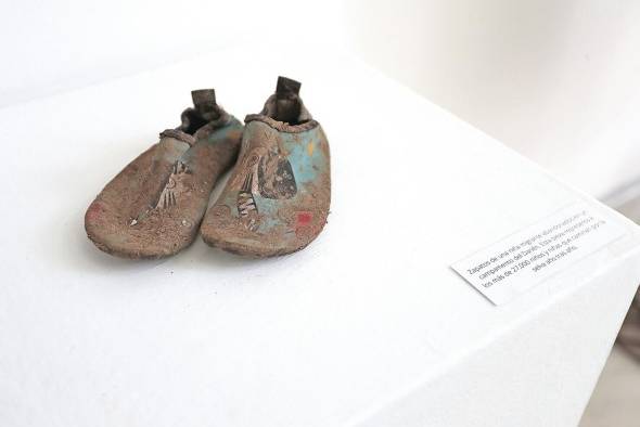 Zapatos que usó una menor de edad para cruzar la densa selva de Darién. Zapatos que usó una menor de edad para cruzar la densa selva de Darién.