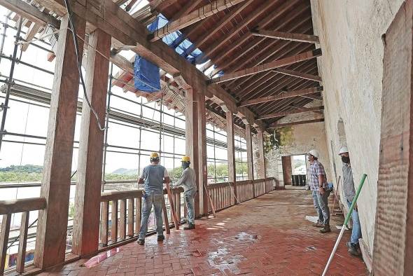 El techo del segundo piso está siendo renovado por completo. El techo del segundo piso está siendo renovado por completo.