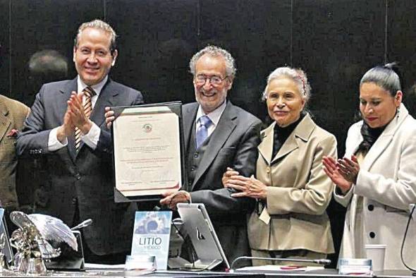 Alejandro Bichir junto a representantes del senado en su ratificación como embajador de México en Panamá. Alejandro Bichir junto a representantes del senado en su ratificación como embajador de México en Panamá.