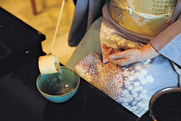 El agua se vierte en el cuenco para preparar el té El agua se vierte en el cuenco para preparar el té