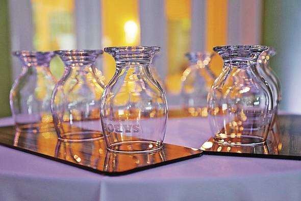 Vasos dispuestos para la cata Vasos dispuestos para la cata