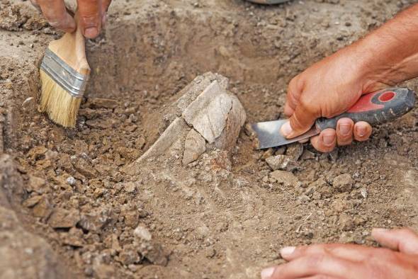 Las dataciones de carbono 14 de algunos de los artefactos y fragmentos de carbón hallados en el lugar indicaron que tienen al menos 8,500 años. Las dataciones de carbono 14 de algunos de los artefactos y fragmentos de carbón hallados en el lugar indicaron que tienen al menos 8,500 años.
