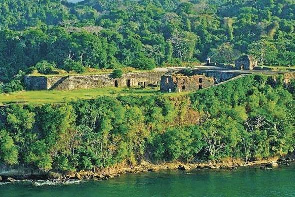 Los españoles construyeron el Fuerte de San Lorenzo que sirvió de fortaleza protectora de la desembocadura del río. Los españoles construyeron el Fuerte de San Lorenzo que sirvió de fortaleza protectora de la desembocadura del río.