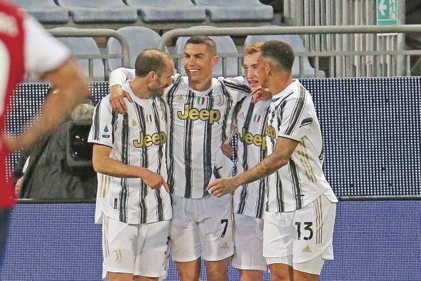 Cristiano celebra junto a sus compañeros de equipo. Cristiano celebra junto a sus compañeros de equipo.