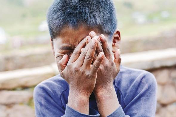 El infante maltratado muestra lesiones que son inexplicables, como moretones, fracturas y quemaduras. El infante maltratado muestra lesiones que son inexplicables, como moretones, fracturas y quemaduras.
