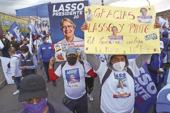 Simpatizantes acompañaron al candidato a la Presidencia de Ecuador Guillermo Lasso por las calles de Quito (Ecuador). Algo más de 13 millones de ecuatorianos están habilitados para votar en los comicios generales del 7 de febrero. Simpatizantes acompañaron al candidato a la Presidencia de Ecuador Guillermo Lasso por las calles de Quito (Ecuador). Algo más de 13 millones de ecuatorianos están habilitados para votar en los comicios generales del 7 de febrero.