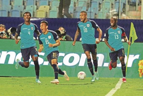 Ángel Mena (2i), de Ecuador, fue registrado este domingo al celebrar un gol que le anotó a Brasil, durante un partido del grupo B de la Copa América, en el estadio Olímpico Pedro Ludovico Teixeira, en Goiania (Brasil). Ángel Mena (2i), de Ecuador, fue registrado este domingo al celebrar un gol que le anotó a Brasil, durante un partido del grupo B de la Copa América, en el estadio Olímpico Pedro Ludovico Teixeira, en Goiania (Brasil).