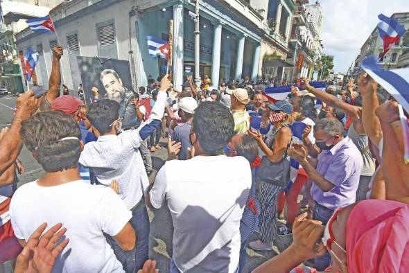 Un grupo de personas defienden la revolución comunista de Fidel Castro. Un grupo de personas defienden la revolución comunista de Fidel Castro.