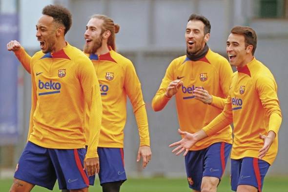 El delantero gabonés del FC Barcelona, Pierre-Emerick Aubameyang (i), junto a sus compañeros Óscar Mingueza (2i) Sergio Busquets (2d) y Eric García durante un entrenamiento. El delantero gabonés del FC Barcelona, Pierre-Emerick Aubameyang (i), junto a sus compañeros Óscar Mingueza (2i) Sergio Busquets (2d) y Eric García durante un entrenamiento.