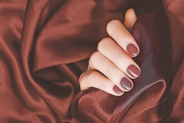 Para 2023, los esmaltes en tonos marrón dominarán las peticiones en los salones de belleza. Para 2023, los esmaltes en tonos marrón dominarán las peticiones en los salones de belleza.