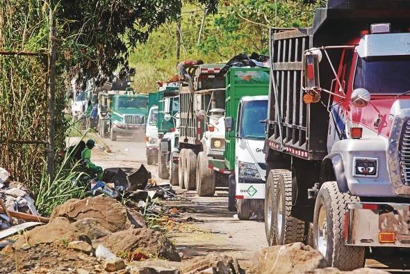 Camiones de recolección de basura llegan al relleno a cielo abierto de cerro Patacón. Camiones de recolección de basura llegan al relleno a cielo abierto de cerro Patacón.