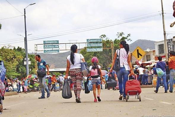 Migrantes venezolanos en la frontera con Colombia. Migrantes venezolanos en la frontera con Colombia.