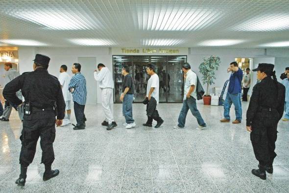 Grupo de salvadoreños deportados a su llegada al Aeropuerto Internacional de Comalapa, a unos 43 kilómetros al sur de San Salvador. Grupo de salvadoreños deportados a su llegada al Aeropuerto Internacional de Comalapa, a unos 43 kilómetros al sur de San Salvador.