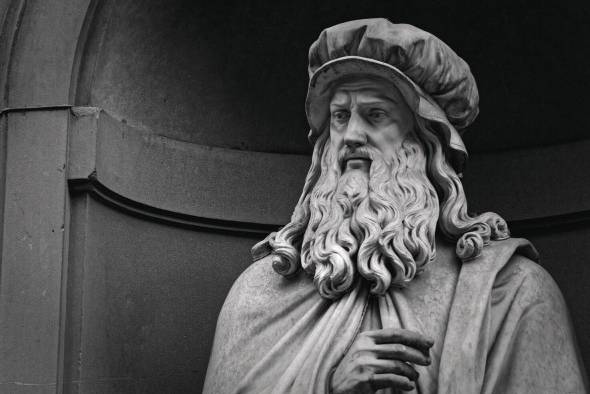 Escultura de Leonardo Da Vinci en Firenze, Italia Escultura de Leonardo Da Vinci en Firenze, Italia