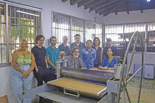 El maestro Rafael Martin junto a los partocipantes del Laboratorio Gráfico 2021 en su evento final. El maestro Rafael Martin junto a los partocipantes del Laboratorio Gráfico 2021 en su evento final.