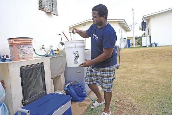 Julio Carrasco reside en Palmera del Oeste 2. Seis meses después de haberse mudado a la barriada empezaron sus problemas con el servicio de agua. Julio Carrasco reside en Palmera del Oeste 2. Seis meses después de haberse mudado a la barriada empezaron sus problemas con el servicio de agua.