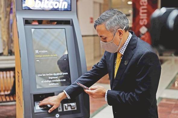 Eric Gravengaard, CEO y fundador de la compañía Anthena Bitcoin, realiza una operación en el nuevo cajero automático para transacciones en bitcoin en San Salvador. Eric Gravengaard, CEO y fundador de la compañía Anthena Bitcoin, realiza una operación en el nuevo cajero automático para transacciones en bitcoin en San Salvador.