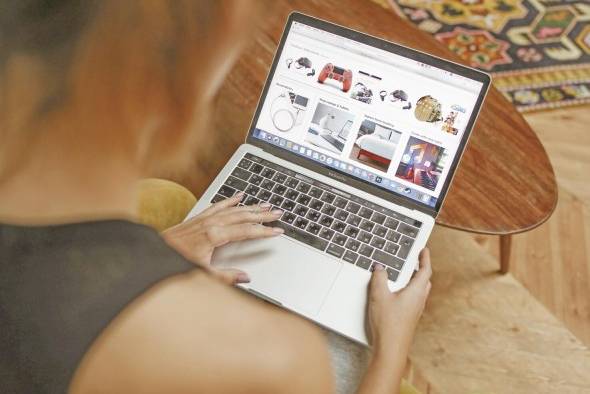 Se recomienda realizar solo compras necesarias y procurar apoyar a los emprendedores locales; así apoyan la disminución de los combustibles consumidos para la movilización de sus paquetes. Se recomienda realizar solo compras necesarias y procurar apoyar a los emprendedores locales; así apoyan la disminución de los combustibles consumidos para la movilización de sus paquetes.