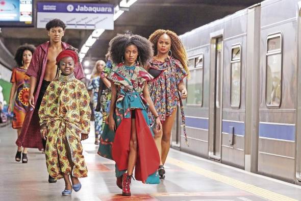 Fotografía que muestra a modelos brasileñas durante un evento de moda, llevado a cabo en una estación de tren en el centro de Sao Paulo, Brasil. Fotografía que muestra a modelos brasileñas durante un evento de moda, llevado a cabo en una estación de tren en el centro de Sao Paulo, Brasil.