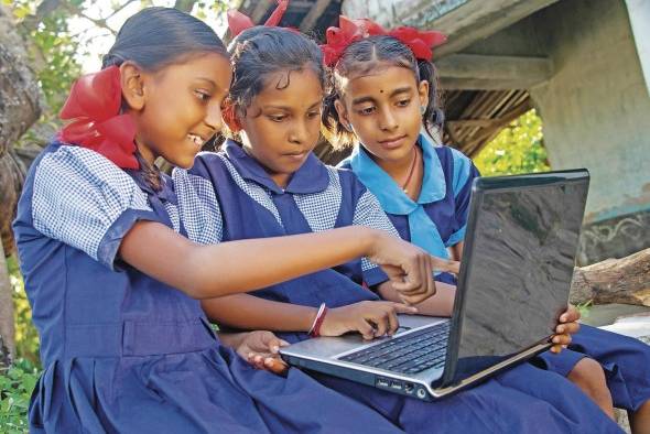 Niños de la India reciben clases a través de la tecnología académica. Niños de la India reciben clases a través de la tecnología académica.
