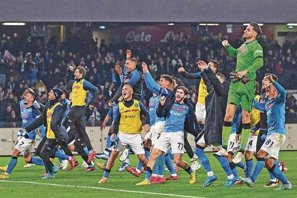 El equipo del Nápoli celebrando el triunfo ante la Juventus. El equipo del Nápoli celebrando el triunfo ante la Juventus.