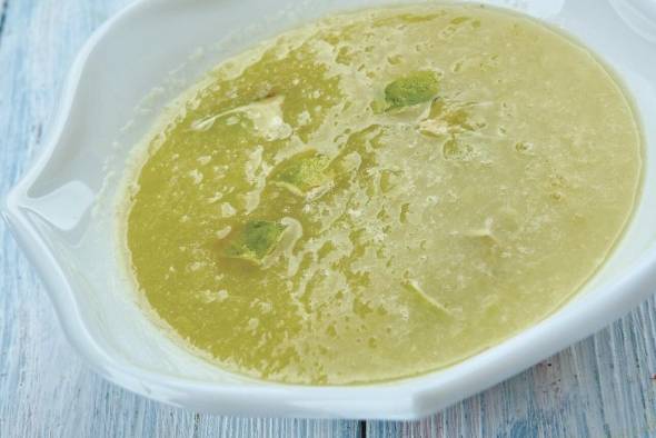 Mojo de ajo, en esta versión con trozos de limón Mojo de ajo, en esta versión con trozos de limón