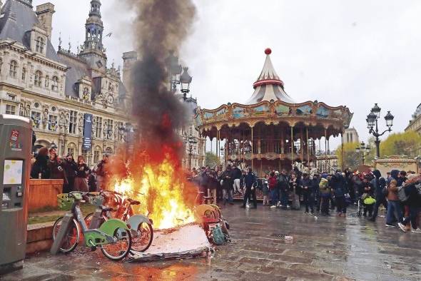 En Francia continúan las protestas contra el aumento de la edad de jubilación. En Francia continúan las protestas contra el aumento de la edad de jubilación.