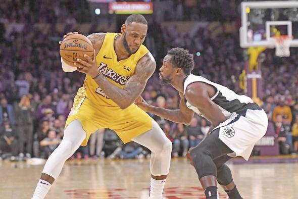 El Rey recayó de su lesión en el partido de Navidad ante los Clippers en el Staple Center. El Rey recayó de su lesión en el partido de Navidad ante los Clippers en el Staple Center.