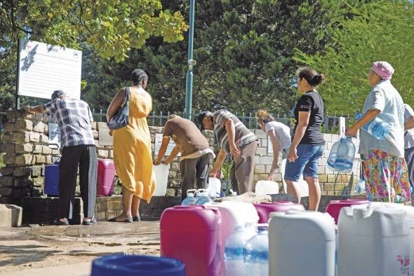 Entre 2017 y 2018 hubo titulares en los diarios del mundo sobre la escasez del agua en Ciudad del Cabo. Entre 2017 y 2018 hubo titulares en los diarios del mundo sobre la escasez del agua en Ciudad del Cabo.