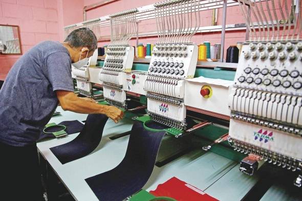 Un operario en una fábrica de bordados el 1 de agosto de 2021, en San Salvador Un operario en una fábrica de bordados el 1 de agosto de 2021, en San Salvador