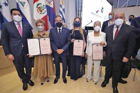 José Gabriel Carrizo, Mireya Moscoso, Laurentino Cortizo, Elisa Suárez de Gómez, Alma Montenegro de Fletcher y Crispiano Adames. José Gabriel Carrizo, Mireya Moscoso, Laurentino Cortizo, Elisa Suárez de Gómez, Alma Montenegro de Fletcher y Crispiano Adames.
