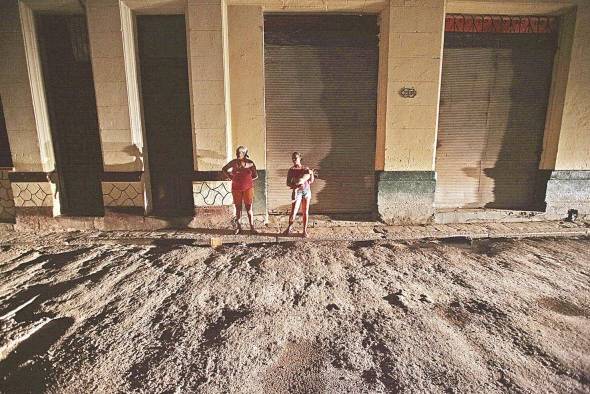 Una calle sin energía eléctrica en La Habana. Una calle sin energía eléctrica en La Habana.