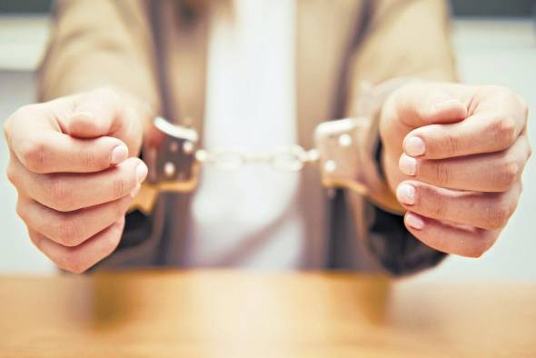 El ataque tuvo lugar cuando la agente aduanera escoltaba a la detenida a los baños, un momento que esta última aprovechó para sustraerle el arma y abrir fuego contra ella en la zona del vientre. El ataque tuvo lugar cuando la agente aduanera escoltaba a la detenida a los baños, un momento que esta última aprovechó para sustraerle el arma y abrir fuego contra ella en la zona del vientre.
