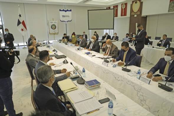 TE y Asamblea, durante la revisión de los artículos aprobados en el proyecto de ley que reforma las reglas de las elecciones de 2024. TE y Asamblea, durante la revisión de los artículos aprobados en el proyecto de ley que reforma las reglas de las elecciones de 2024.