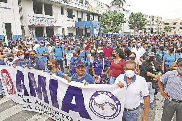 Diversos grupos de profesores salieron a las calles para exigir respuestas. Diversos grupos de profesores salieron a las calles para exigir respuestas.