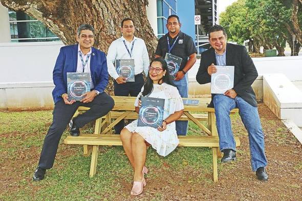 Miembros del equipo de investigación que trabajó en el libro. Miembros del equipo de investigación que trabajó en el libro.