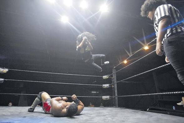 El luchador Deimos (arriba) se lanza contra Crush, durante una competencia de lucha libre, el 5 de noviembre de 2022, en Ciudad de Panamá El luchador Deimos (arriba) se lanza contra Crush, durante una competencia de lucha libre, el 5 de noviembre de 2022, en Ciudad de Panamá