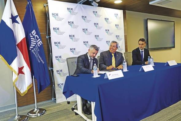 El financiamiento para el viaducto del corredor de las playas, por parte del BCIE, se dio a conocer en conferencia de prensa. El financiamiento para el viaducto del corredor de las playas, por parte del BCIE, se dio a conocer en conferencia de prensa.