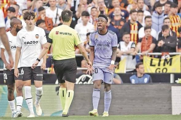 El delantero brasileño Vinicius se queja al árbitro Ricardo de Burgos Bengoechea durante el partido ante el Valencia disputado en Mestalla. El delantero brasileño Vinicius se queja al árbitro Ricardo de Burgos Bengoechea durante el partido ante el Valencia disputado en Mestalla.